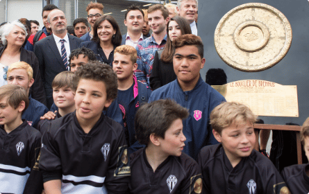 Joueurs du SCUF devant le bouclier Brennus