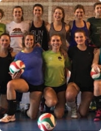 Joueuse de volley au Gymnase Courcelles