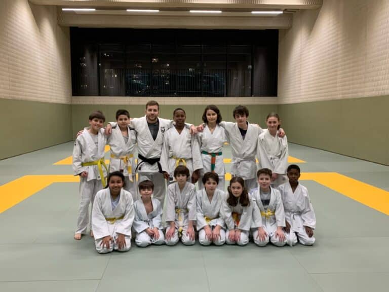 Cours enfants et leur professeur de Judo