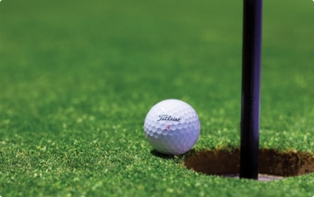 Balle de golf près du trou